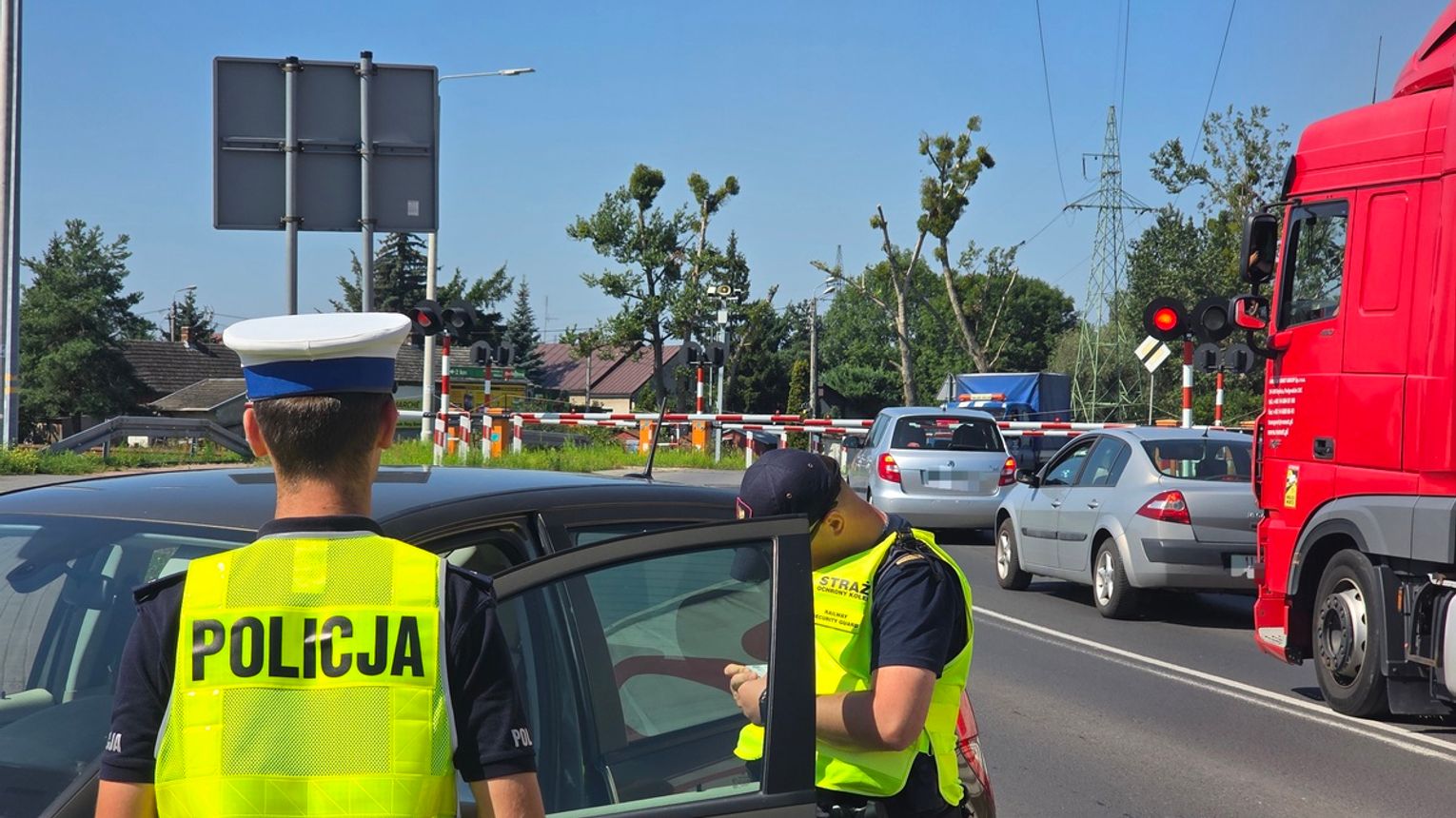 Akcja "STOP BRAWURZE" – Policja i Służba Ochrony Kolei dbają o bezpieczeństwo na mieleckich przejazdach