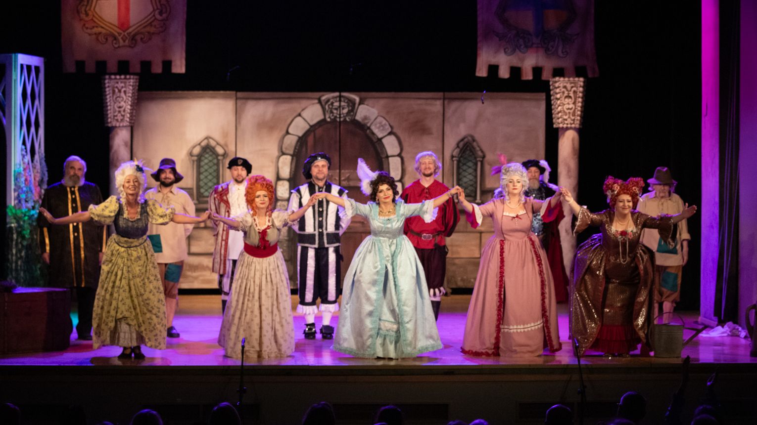 Aktorzy Teatru „Rozmaitości” na scenie w SCK Mielec.
