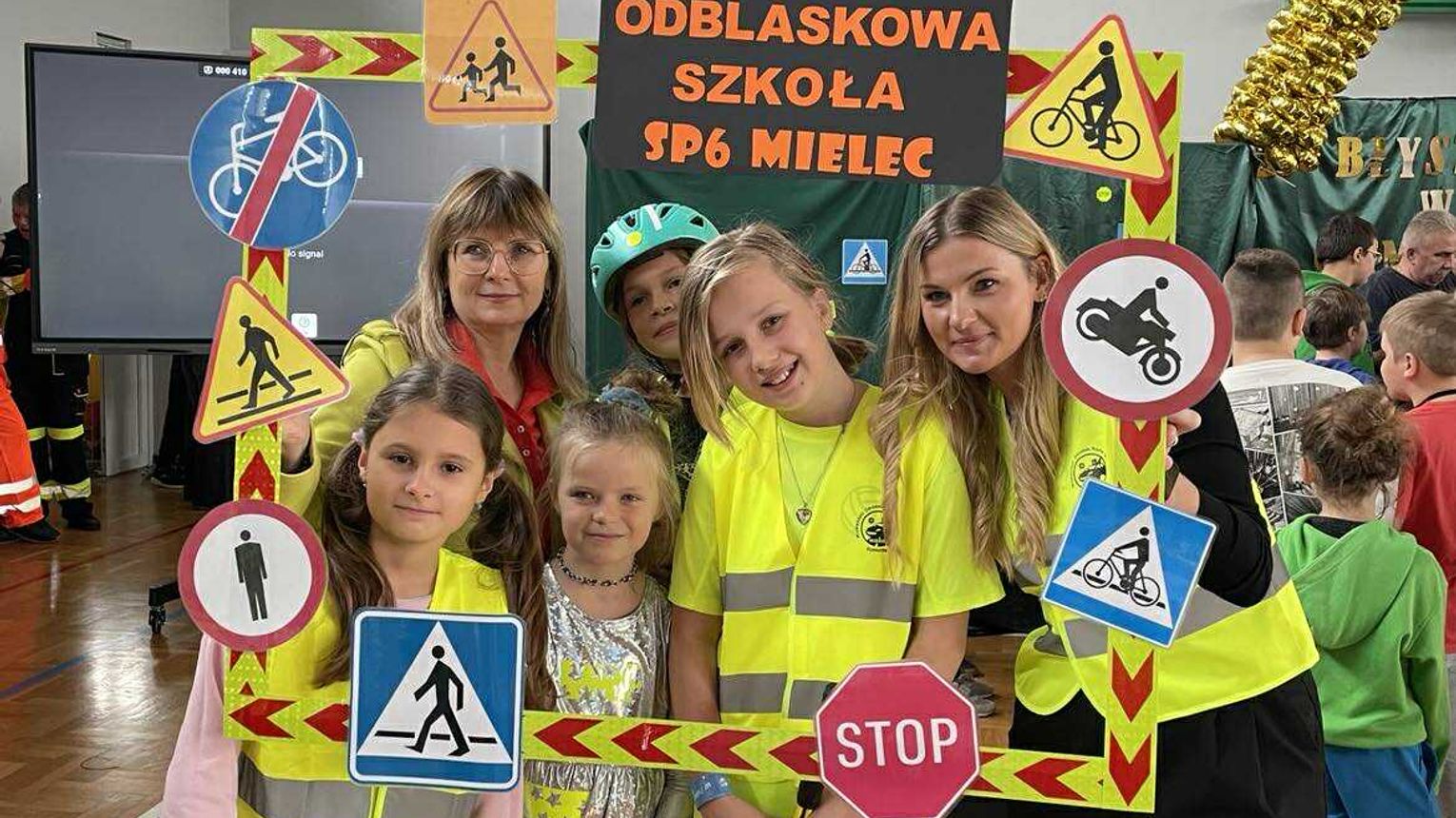 „Błyszcz w ciemności” – odblaskowy pokaz mody w SP 6 w Mielcu