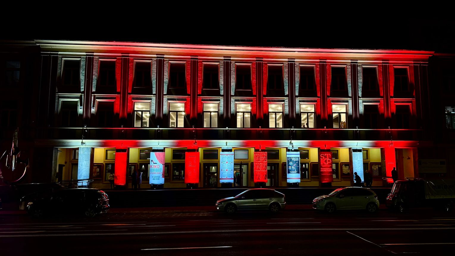 Budynek Domu Kultury SCK w Biało-Czerwonych barwach