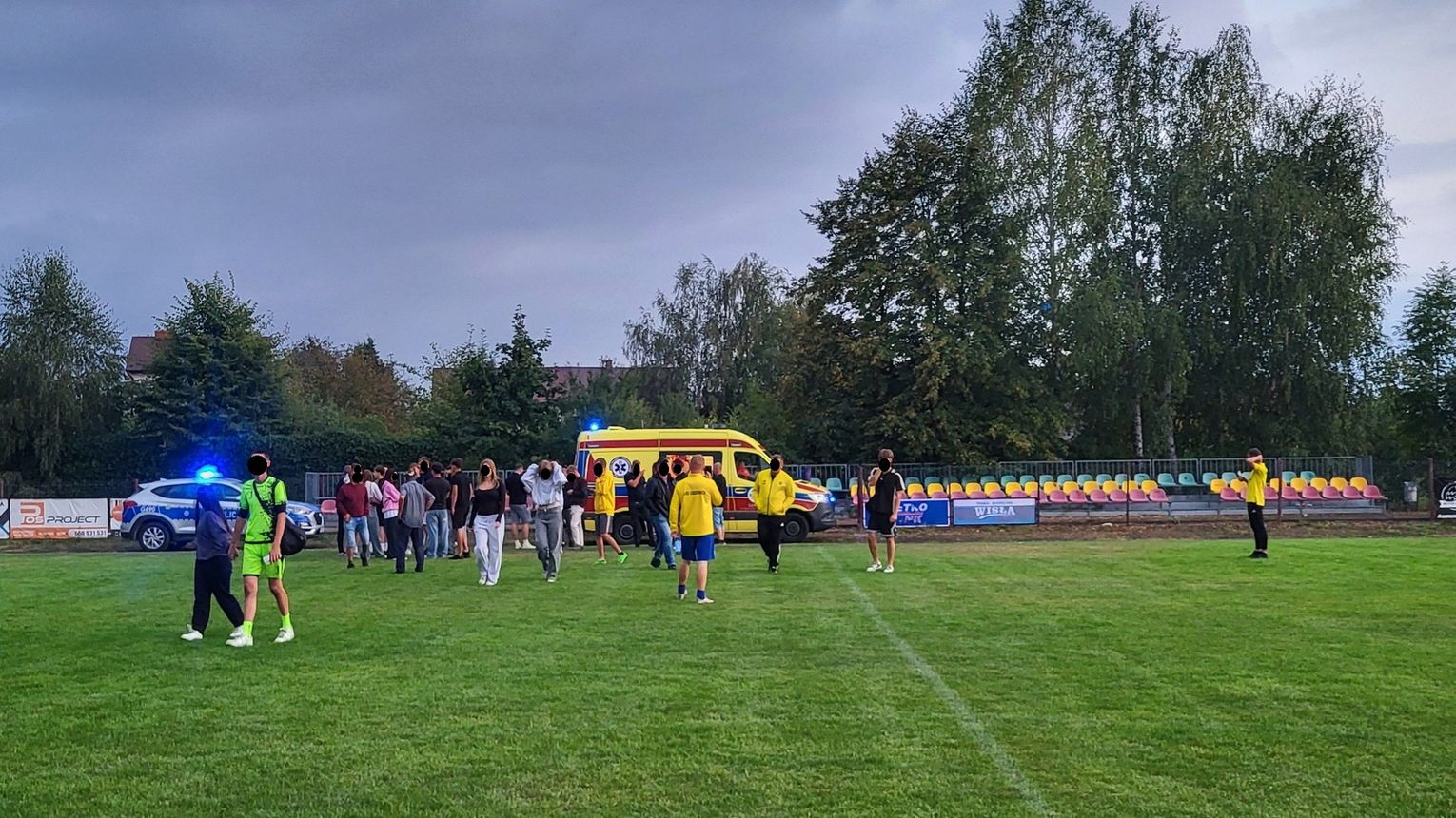 Burda na stadionie Wisły Szczucin, mecz z LKS Luszowice został przerwany. Interweniowała policja i pogotowie ratunkowe