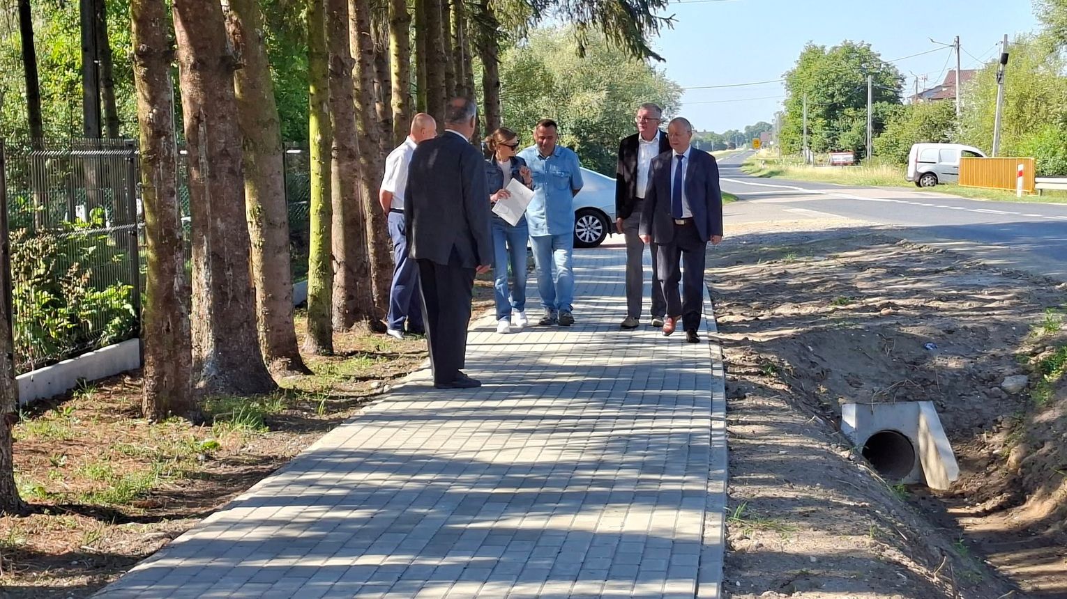 Chodnik w Glinach Wielkich, przy drodze wojewódzkiej nr 982 Szczucin-Jaślany już jest