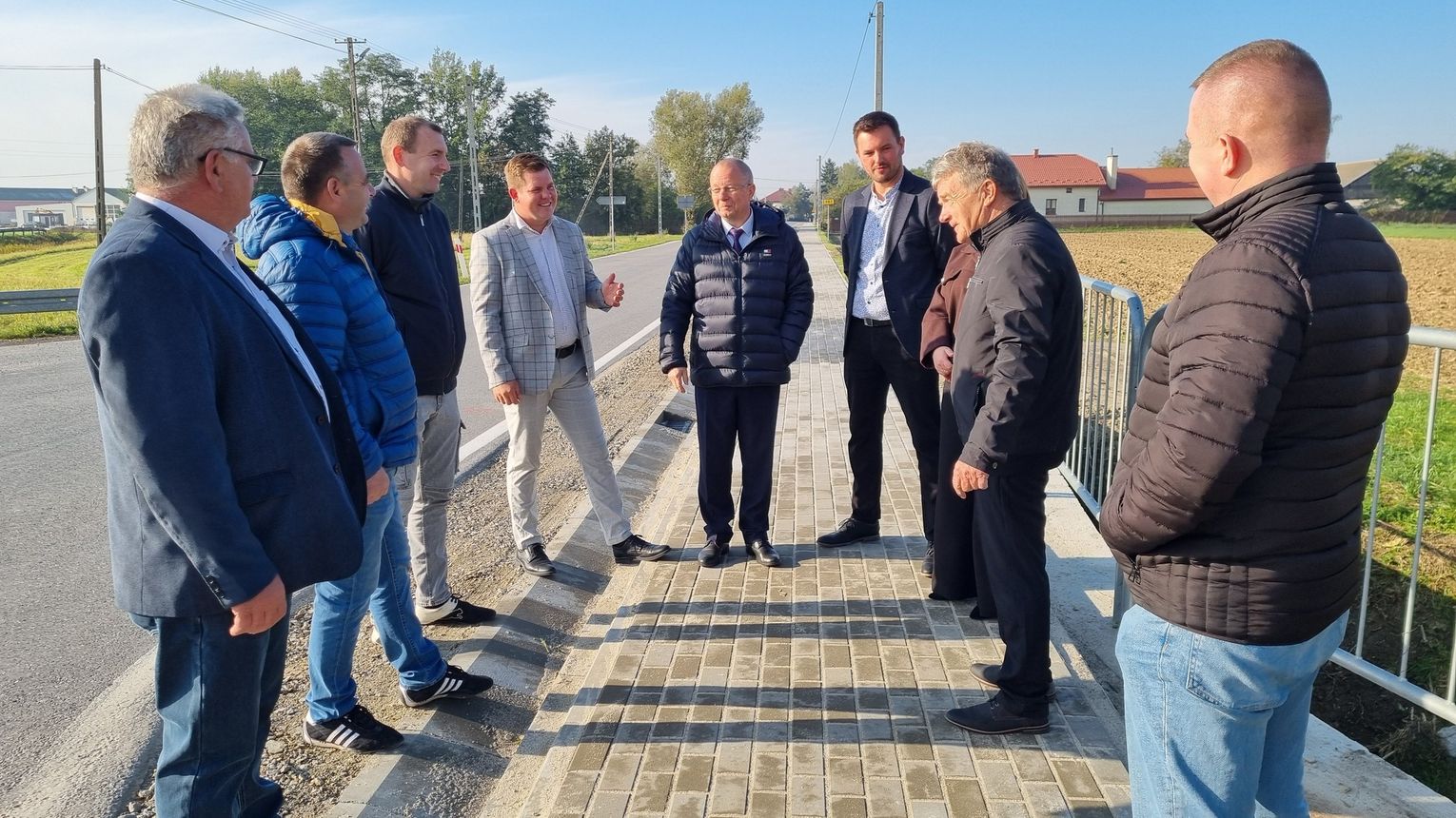 Chodnik w Sadkowej Górze oficjalnie oddany do użytku