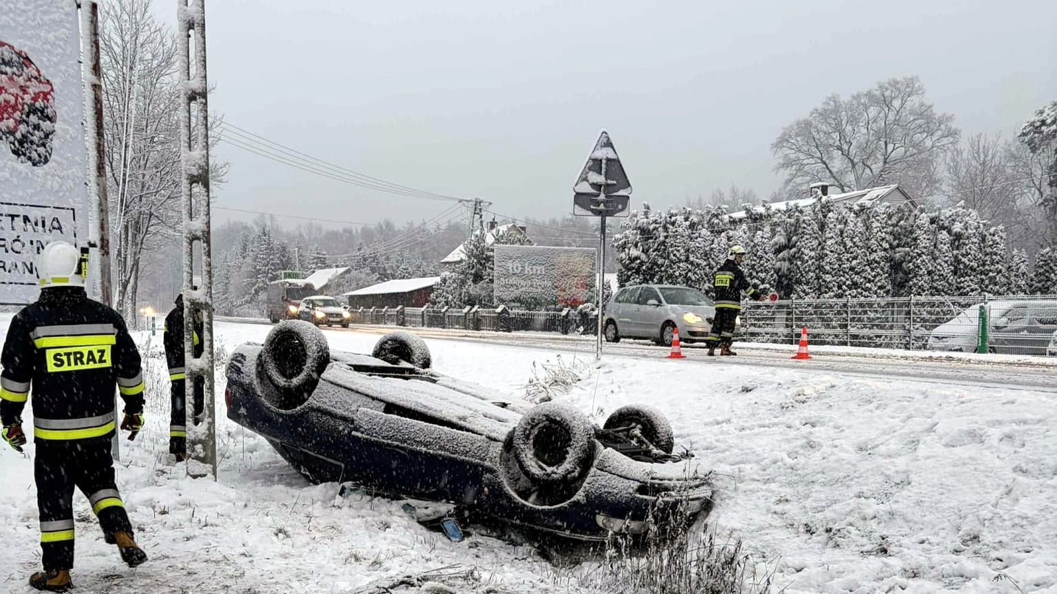 Dachowanie samochodu osobowego w Jamnicy na Podkarpaciu. Jedna osoba trafiła do szpitala