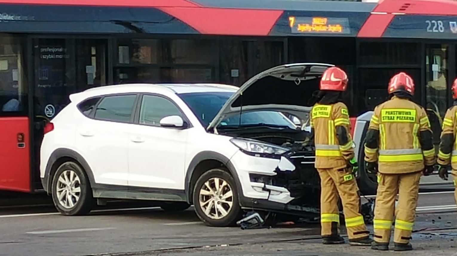 UWAGA ! Droga zablokowana. Zderzenie dwóch pojazdów osobowych