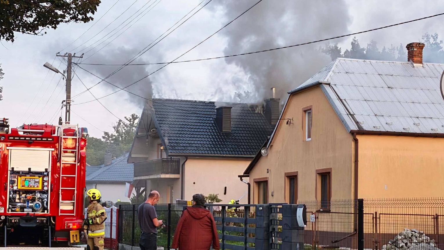 Duży pożar garażu pod Mielcem. Kilka zastępów straży w akcji, droga zablokowana