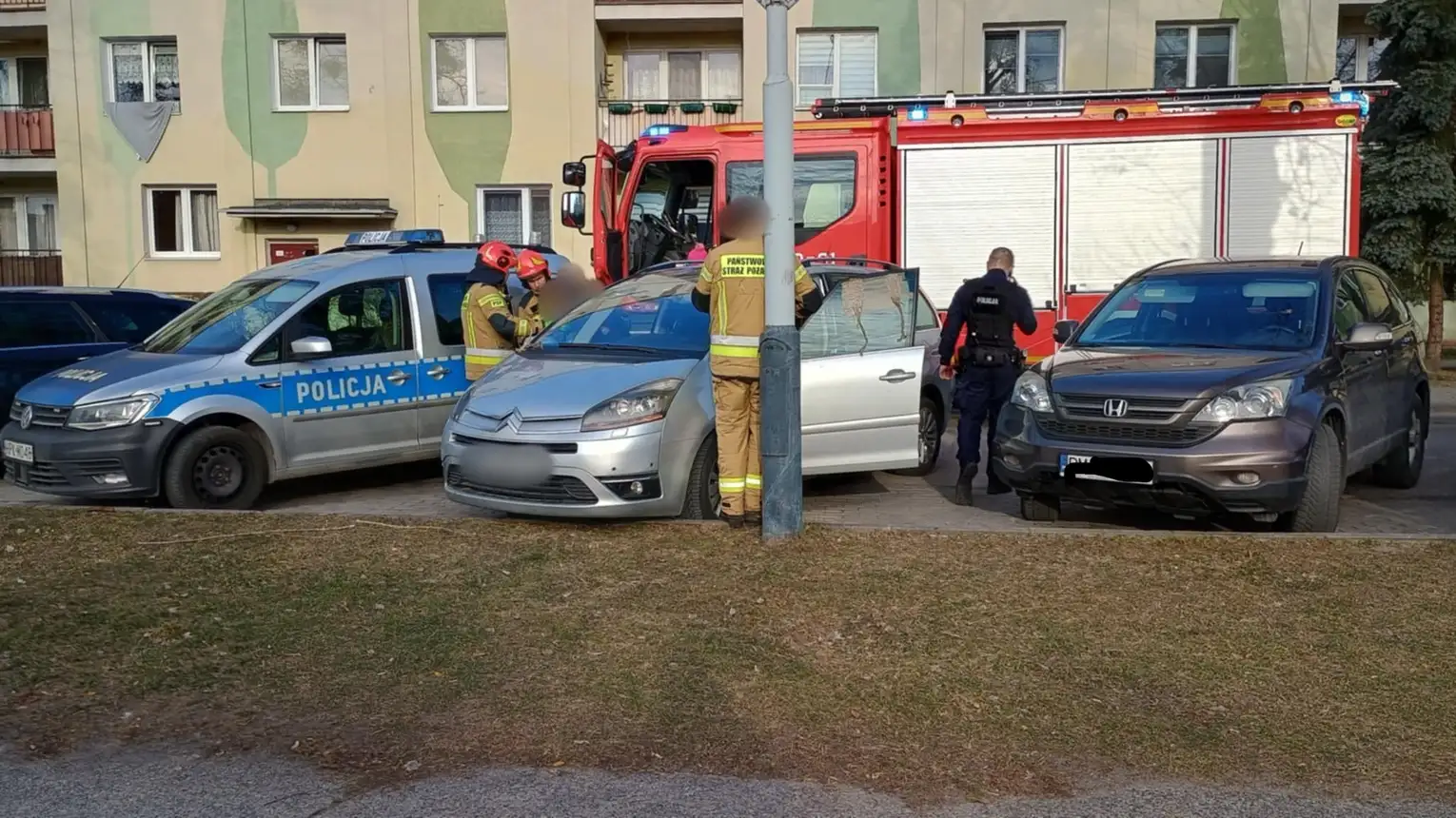 Dzieci zatrzaśnięte w samochodzie. Służby interweniowały w Mielcu