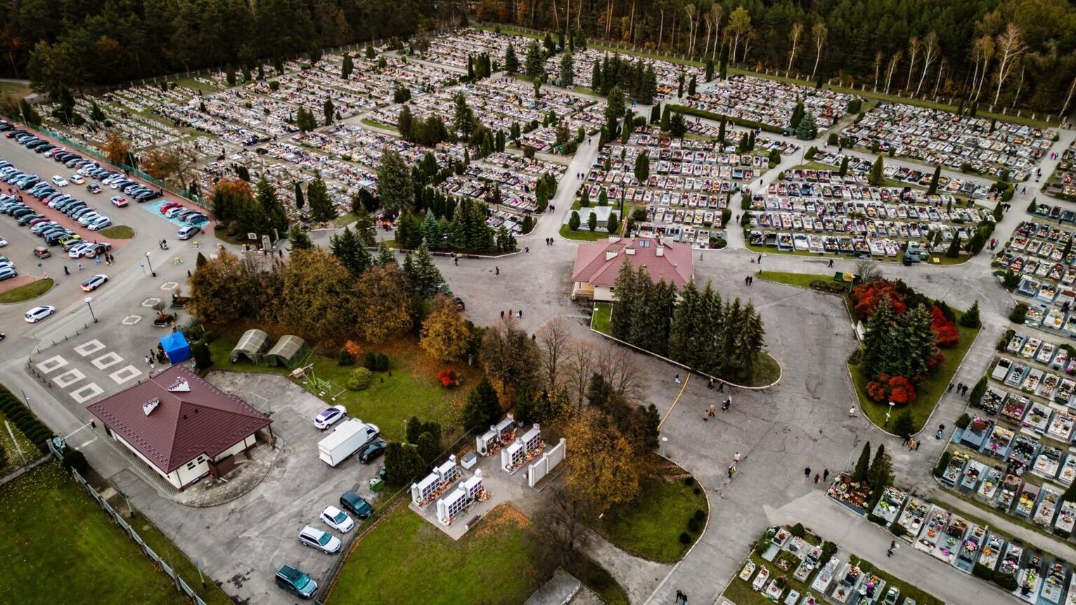 Dzień Wszystkich Świętych w Mielcu. Najważniejsze informacje, rozkład jazdy MKS oraz organizacja ruchu