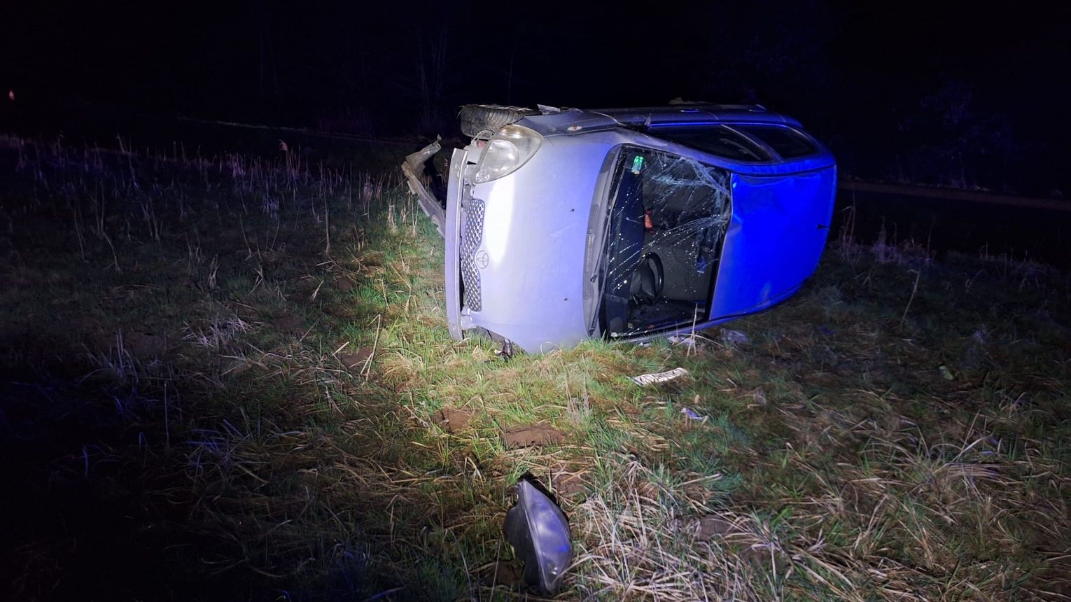 Groźne zdarzenie w Radgoszczy. Samochód wypadł z drogi i dachował