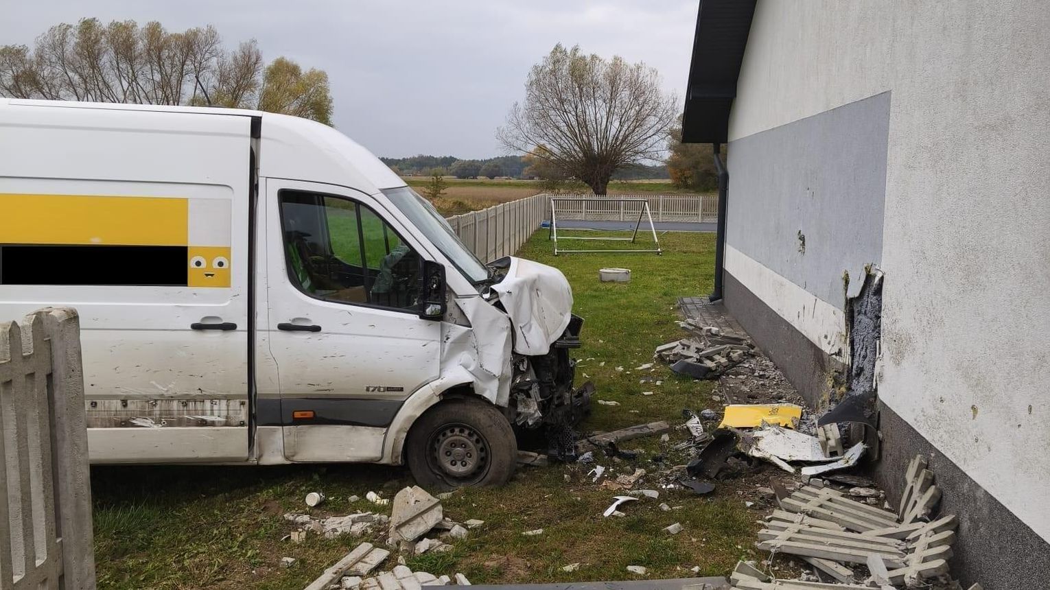 Groźny wypadek w Zabrniu! Bus wjechał w remizę strażacką. Kierowca trafił do szpitala