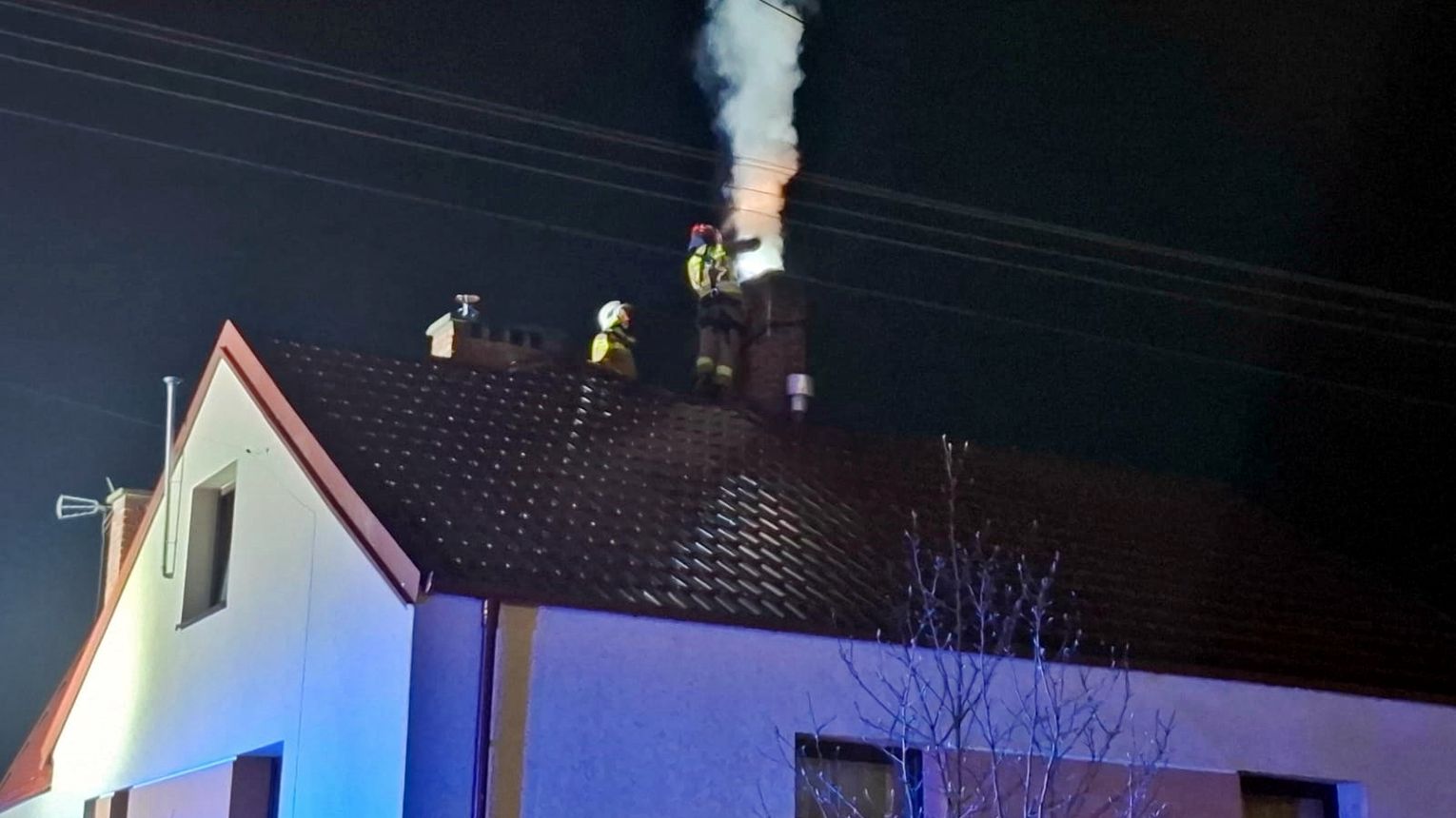 Interwencja straży pożarnej przy ul. Wschodniej w Woli Baranowskiej. Zapaliła się sadza w kominie