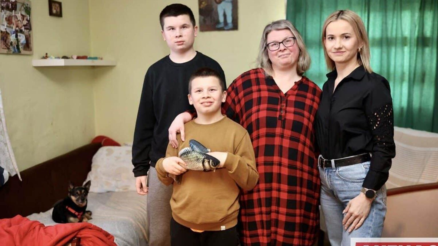 Jedna osoba przerwała ciszę. Reszta dołączyła