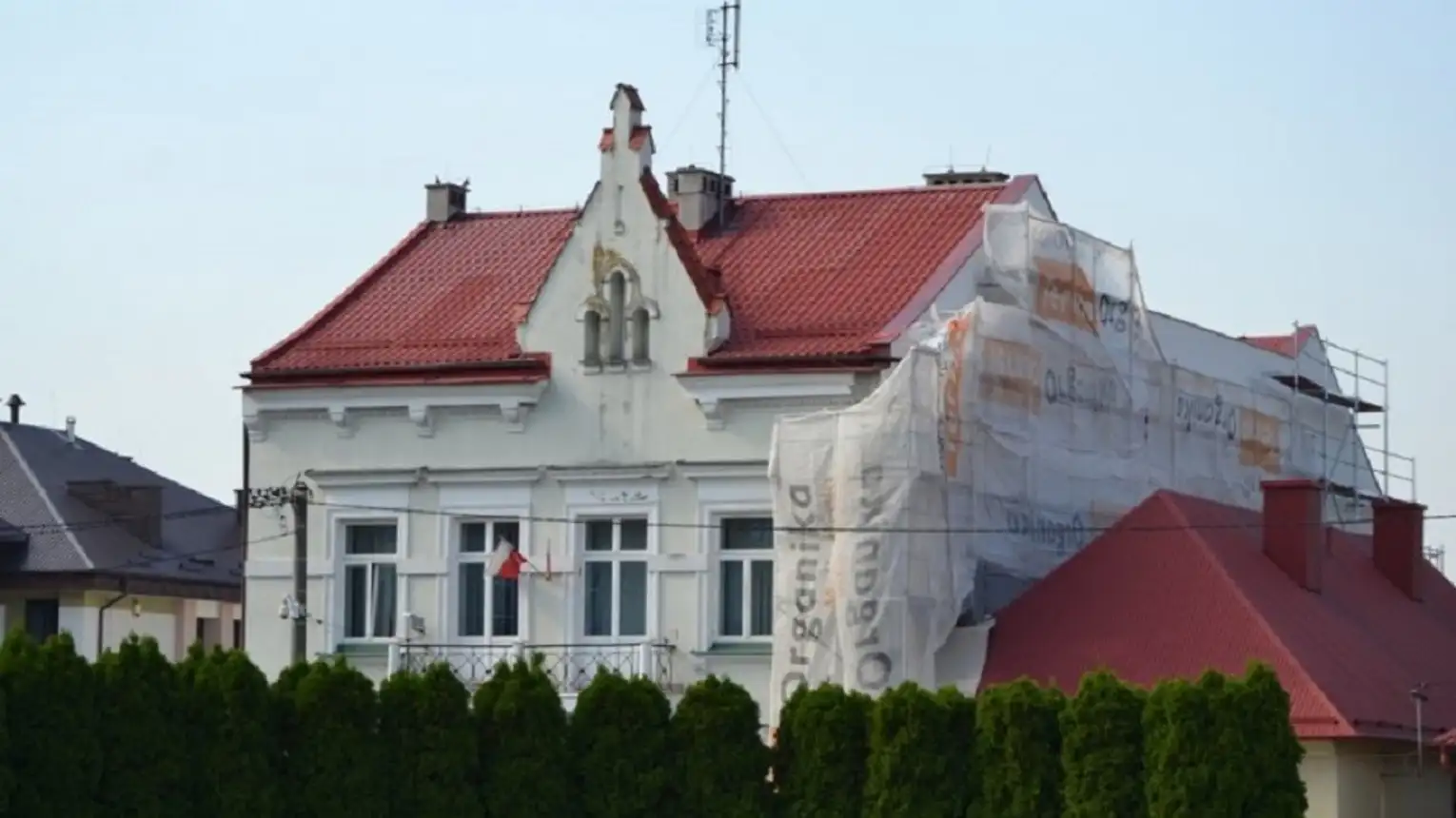 Kamienica w centrum Radomyśl Wielkiego przechodzi termomodernizacje