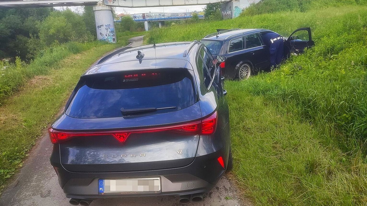 Kierowca Audi uciekał, a pasażer wyrzucał przez szybę narkotyki