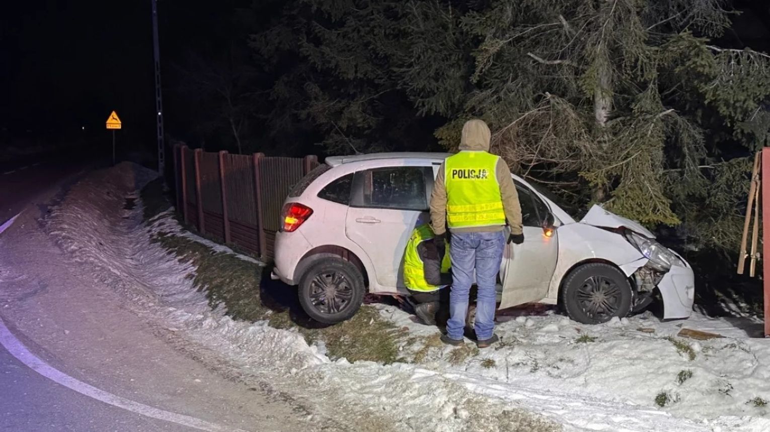 Kierowca wjechał w ogrodzenie i uciekł. Został zatrzymany przez policję z Kolbuszowej