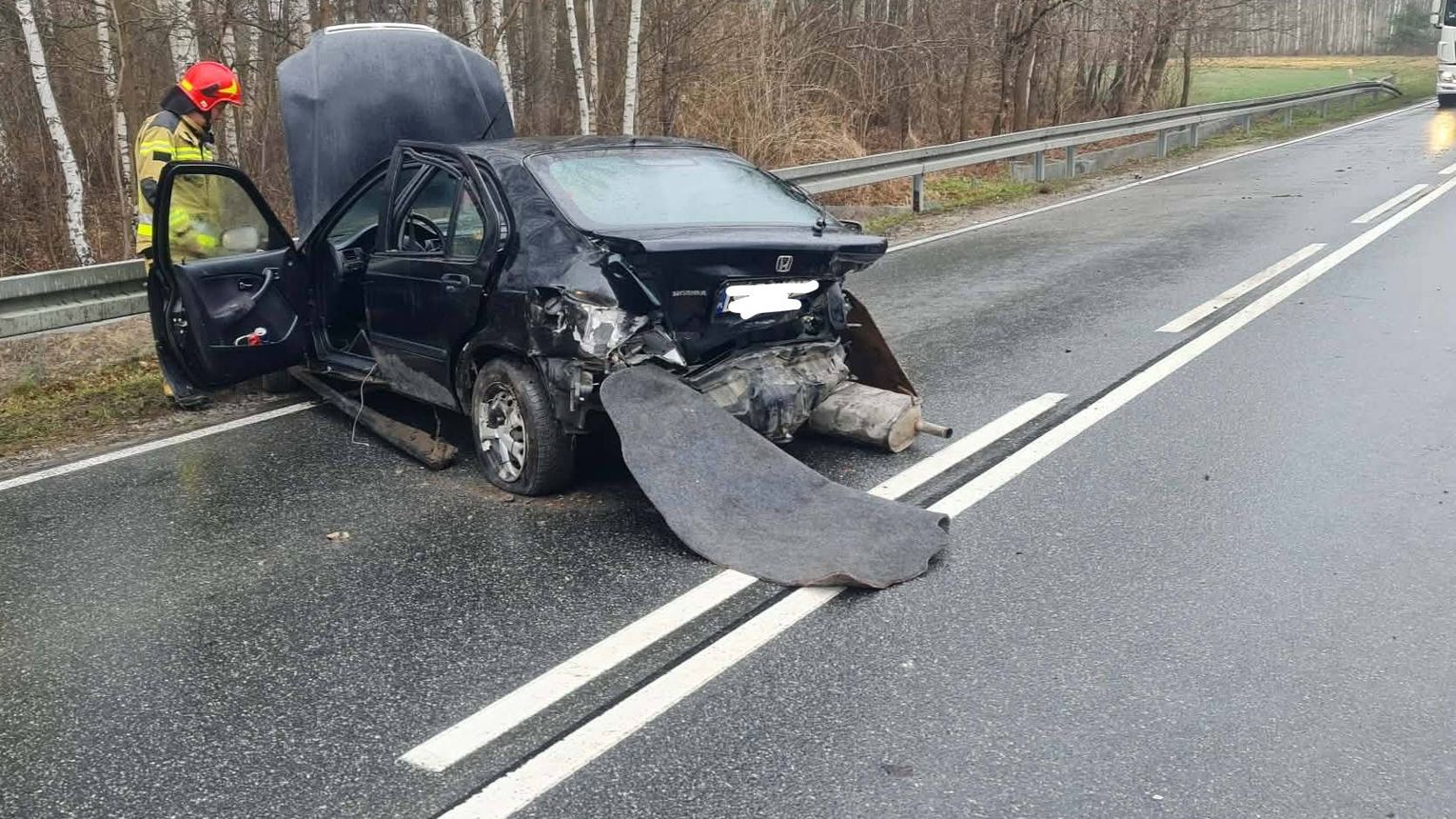 Kierujący hondą uderzył w bariery energochłonne na drodze wojewódzkiej 984 pomiędzy Mielcem a Lisią Górą