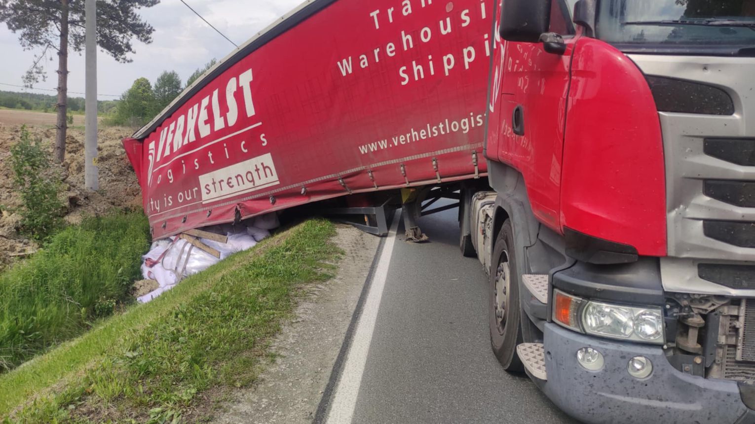 Kierujący samochodem ciężarowym wpadł do rowu. Kolejne utrudnienia na drodze miedzy Mielcem a Lisią Górą