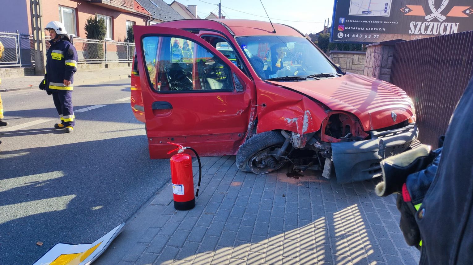 Kierujący samochodem zjechał z drogi i uderzył w ogrodzenie. Trafił do szpitala