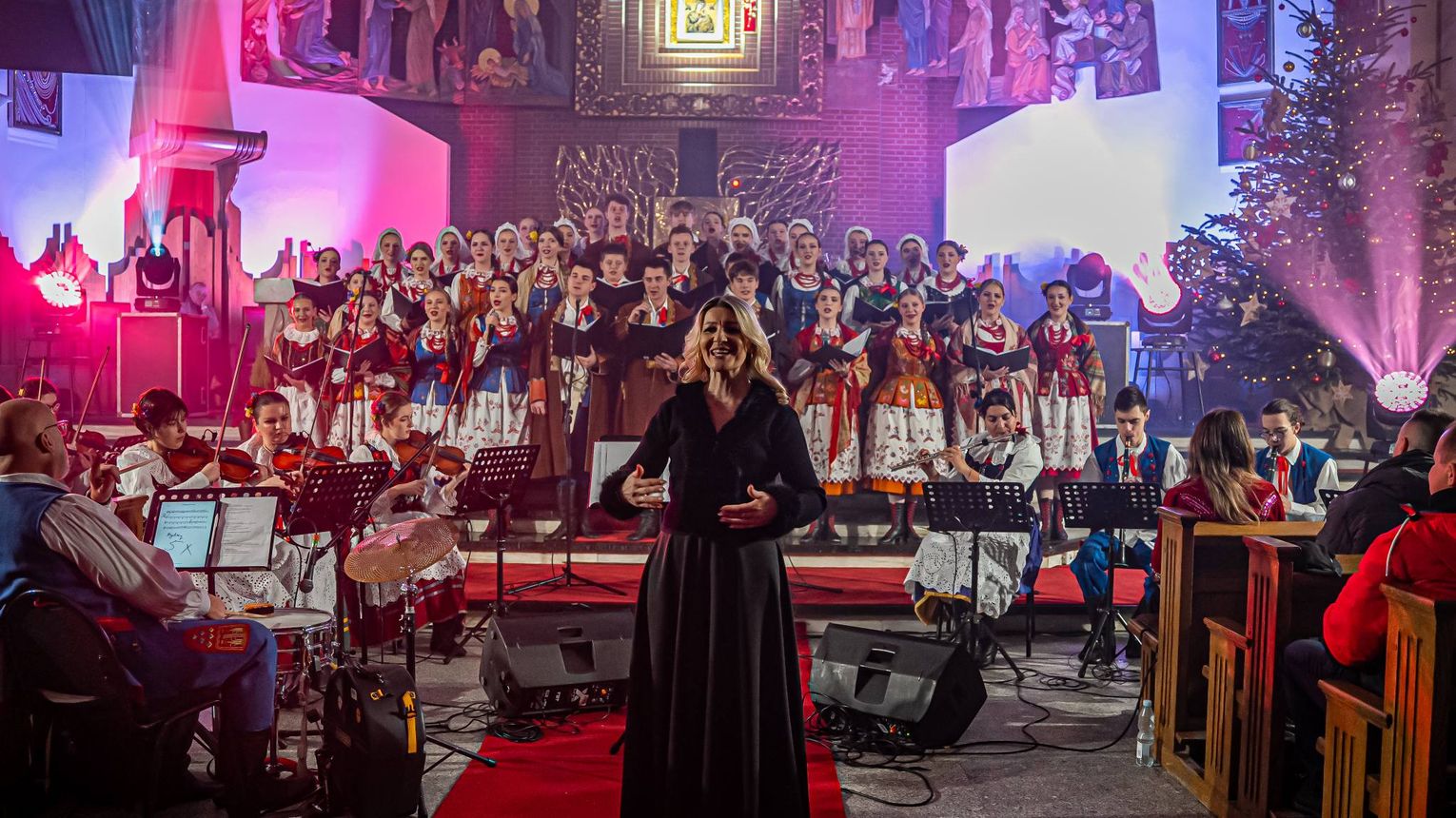 „Kochajmy się, bracia mili”. Koncert Zespołu Pieśni i Tańca „Rzeszowiacy” w Mielcu