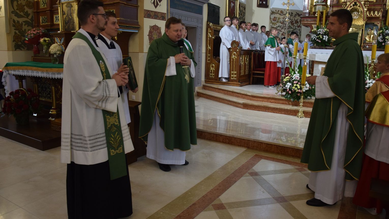 Ksiądz Marcin po siedmiu latach żegna się ze swoimi parafianami w Przecławiu