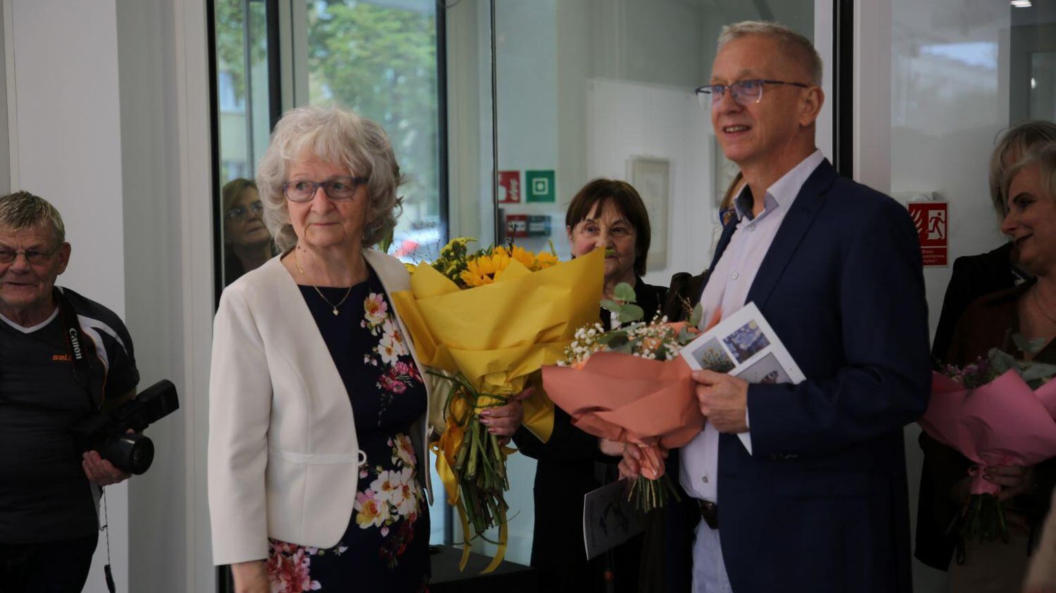 Kwiaty i ptaki na wystawie twórczości Józefy Stańczyk