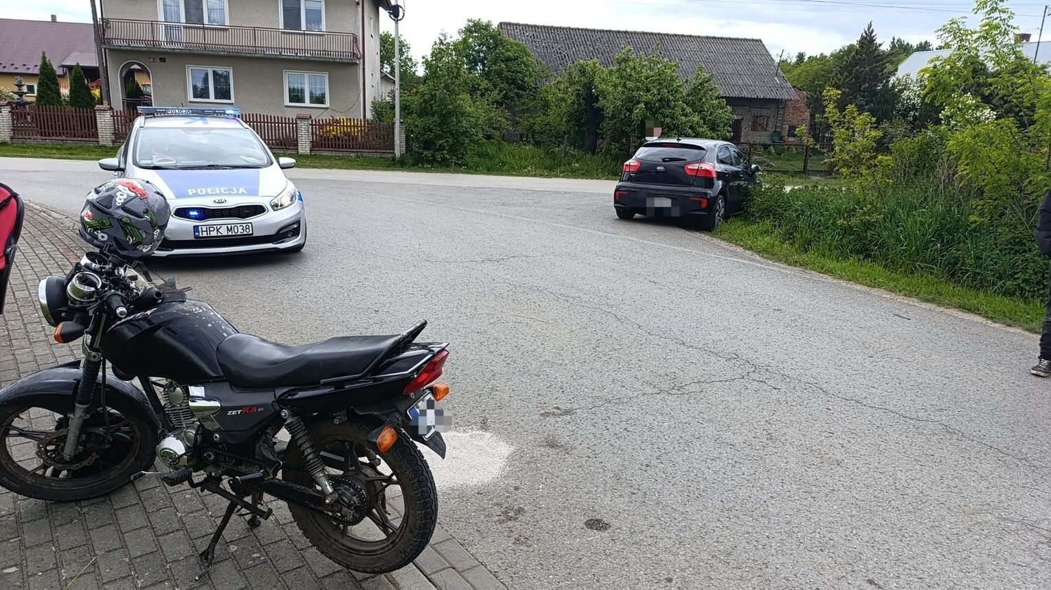 Łysakówek. Zderzenie motocykla z osobówką. Kierująca kia w szpitalu