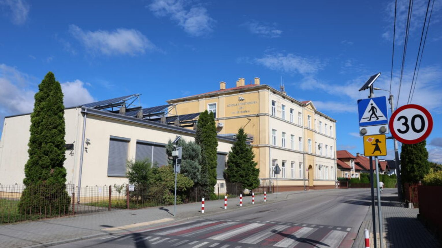 Maszt ze szkoły został usunięty. Budził kontrowersje