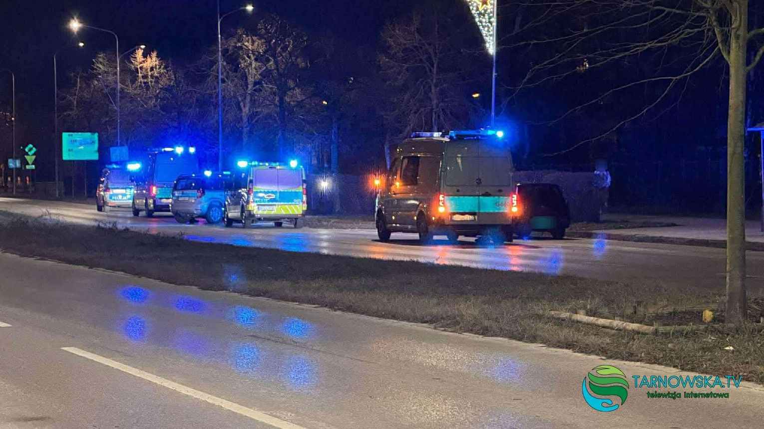 Mężczyzna wtargnął pod samochód na Słonecznej w Tarnowie, został potrącony. Na jezdnię wypadła broń