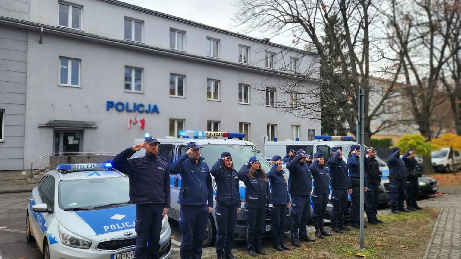 Mieleccy policjanci, ratownicy i strażacy oddali hołd poległemu na służbie ratownikowi medycznemu z Kielc