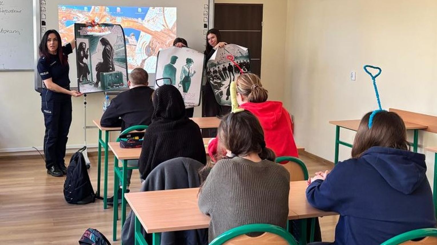 Mieleccy policjanci ostrzegali młodzież przed handlem ludźmi i nie tylko.