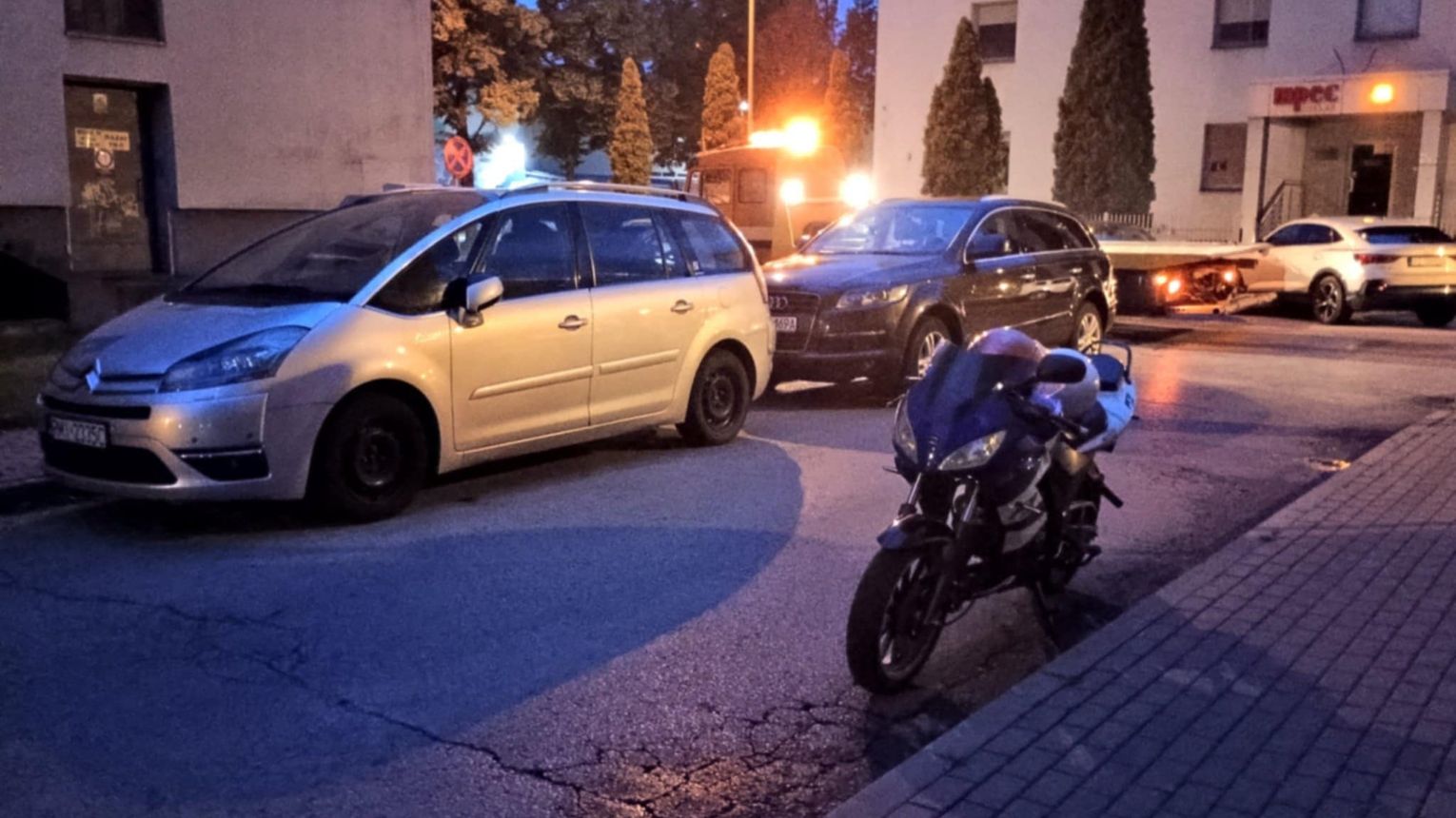 Motorem uderzył w zaparkowany samochód. Kierujący był pijany