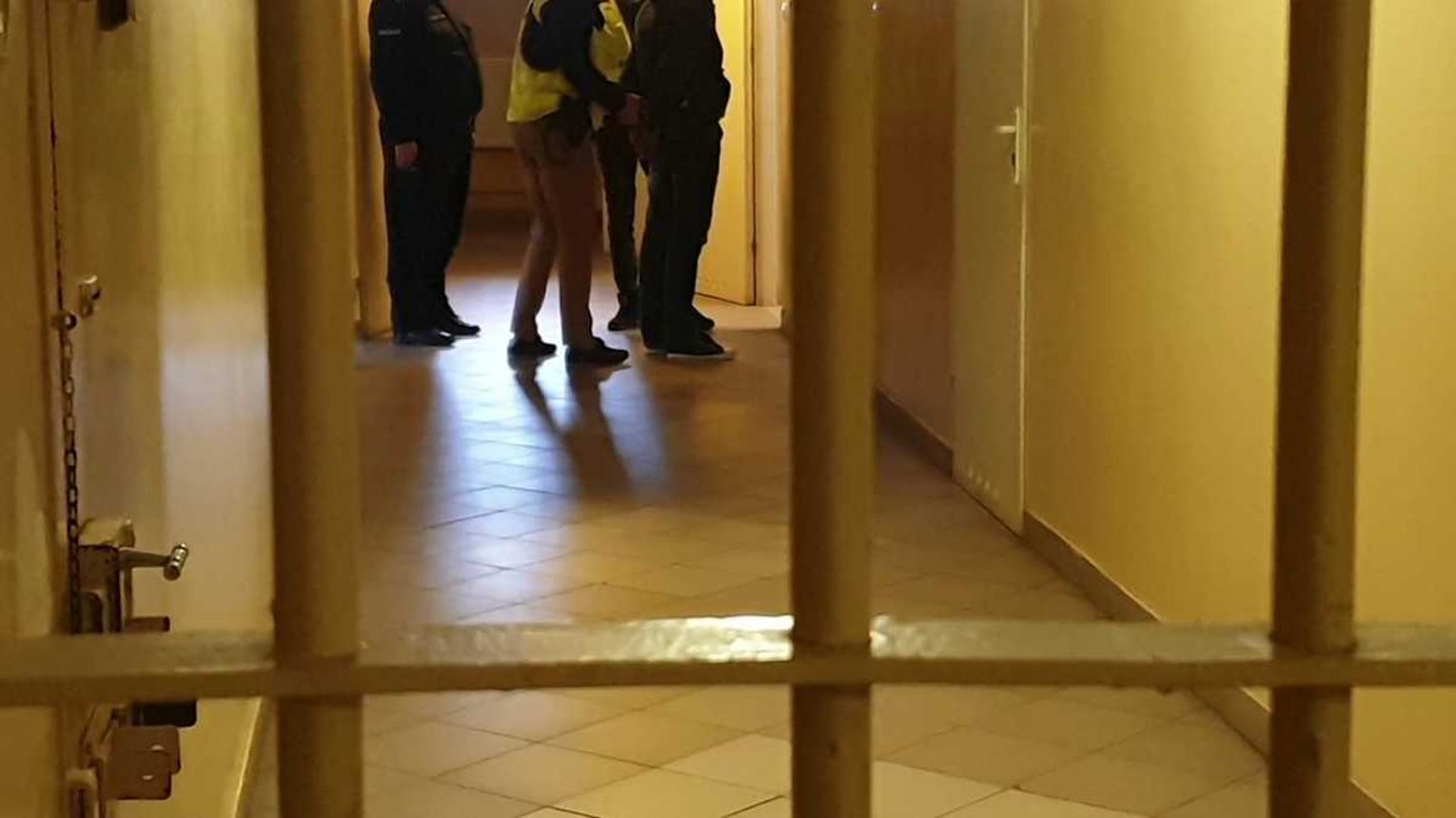 Na przesłuchanie przyszedł z narkotykami. Był też poszukiwany!