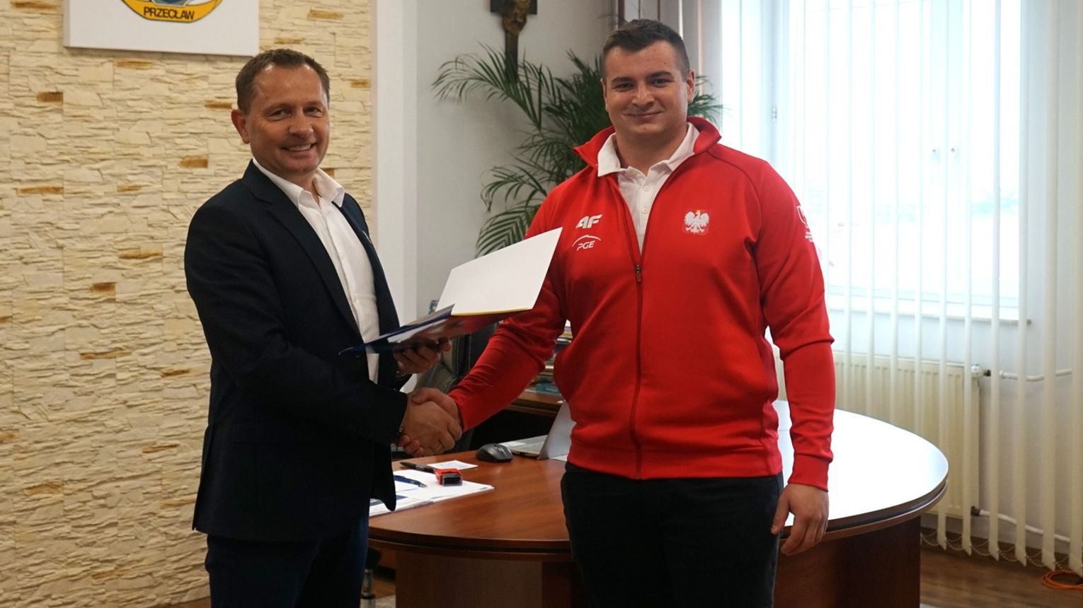 Nagroda dla Dawida Piłata za wybitne wyniki w sporcie.