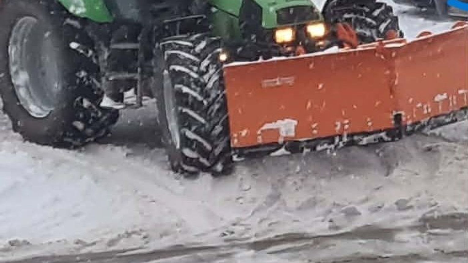 Nietrzeźwy kierowca bez uprawnień odśnieżał parking galerii handlowej w Mielcu
