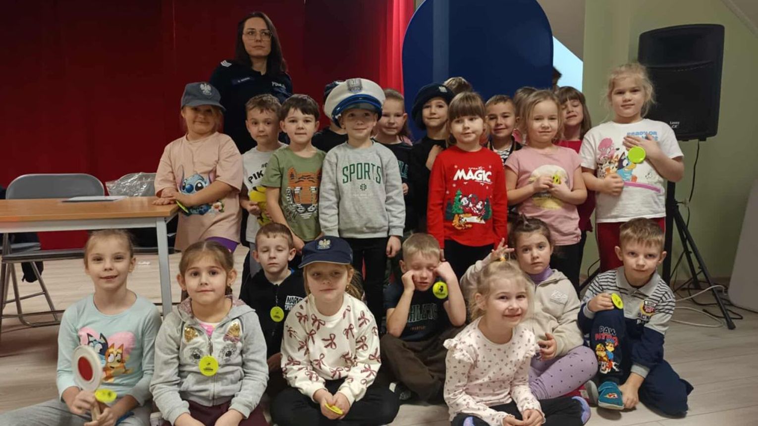 Odblaskowe spotkanie z przedszkolakami w Czerminie. Policjantki uczą przez zabawę