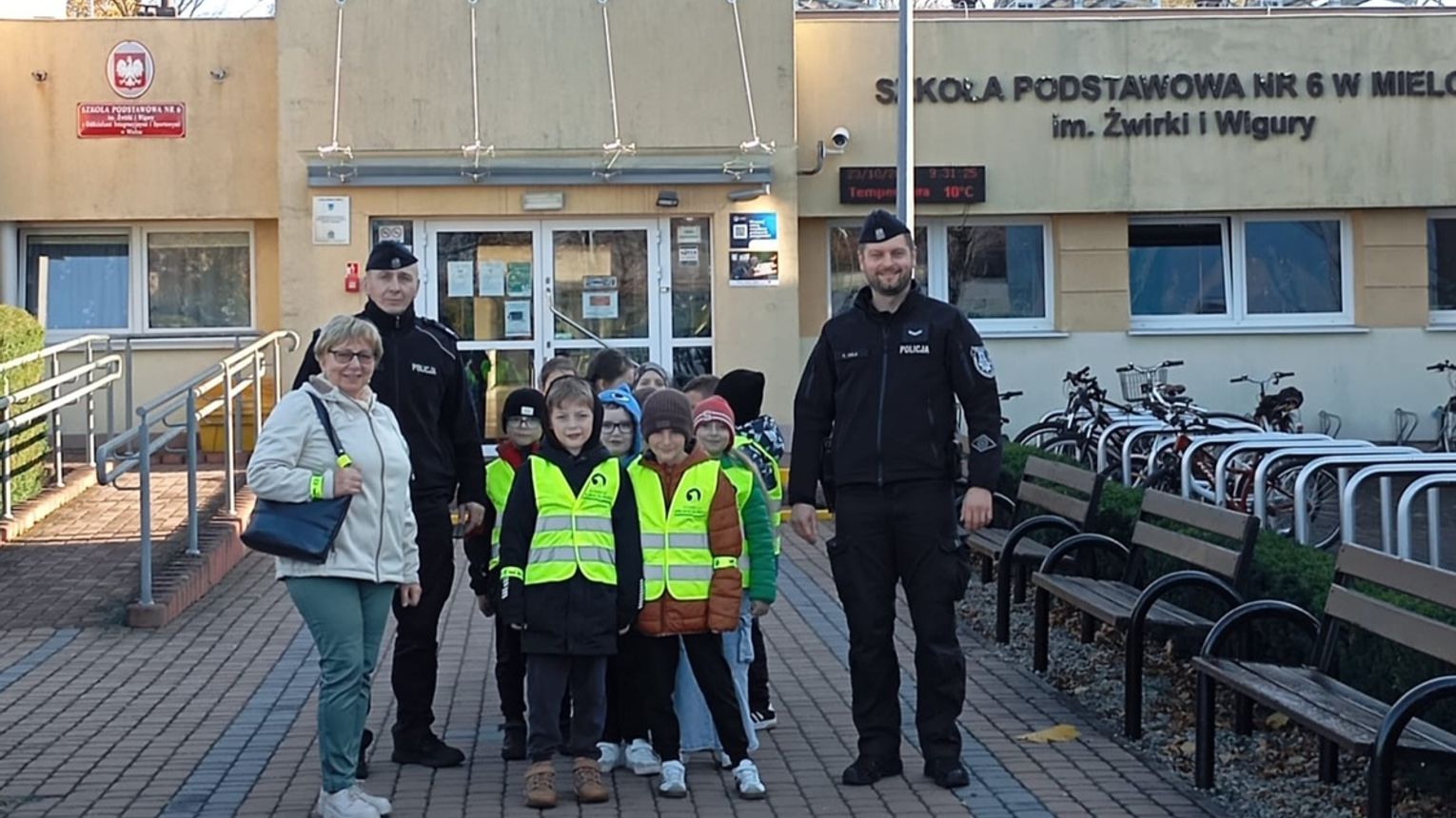 Odblaskowy spacer z mieleckimi dzielnicowymi. Dzieci ze Szkoły Podstawowej nr 6 w Mielcu świeciły przykładem!