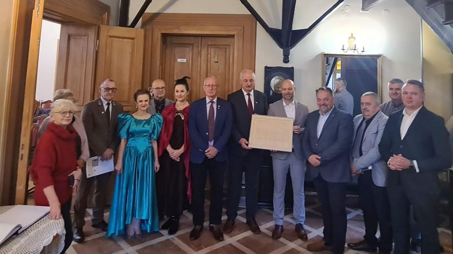 Papierowa kopia aktu lokacyjnego Mielca udostępniona zwiedzającym Pałacyk Oborskich.