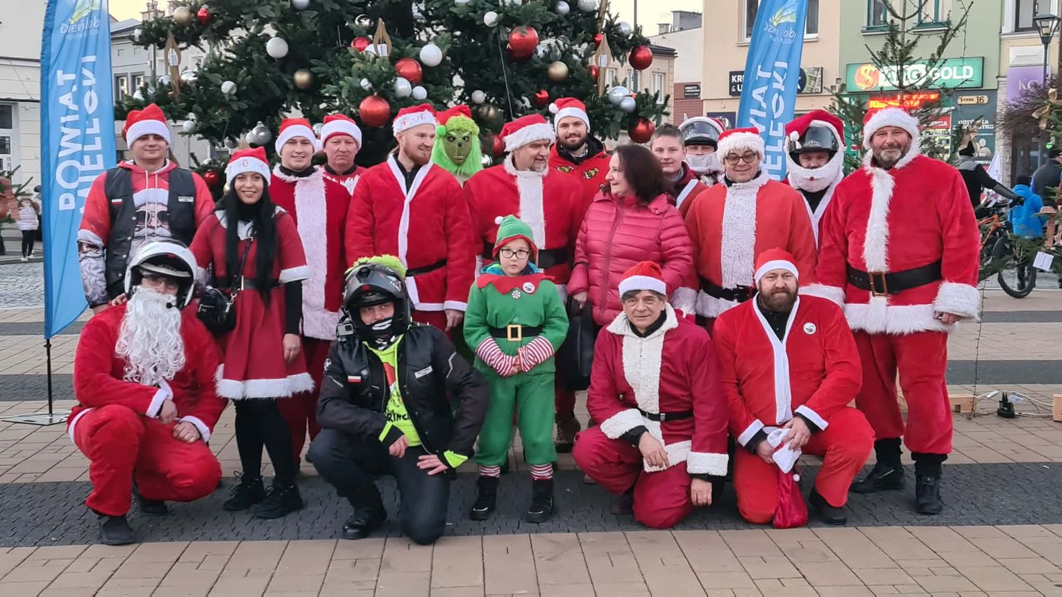 Pierwszy dzień Powiatowego Jarmarku Bożonarodzeniowego w Mielcu za nami