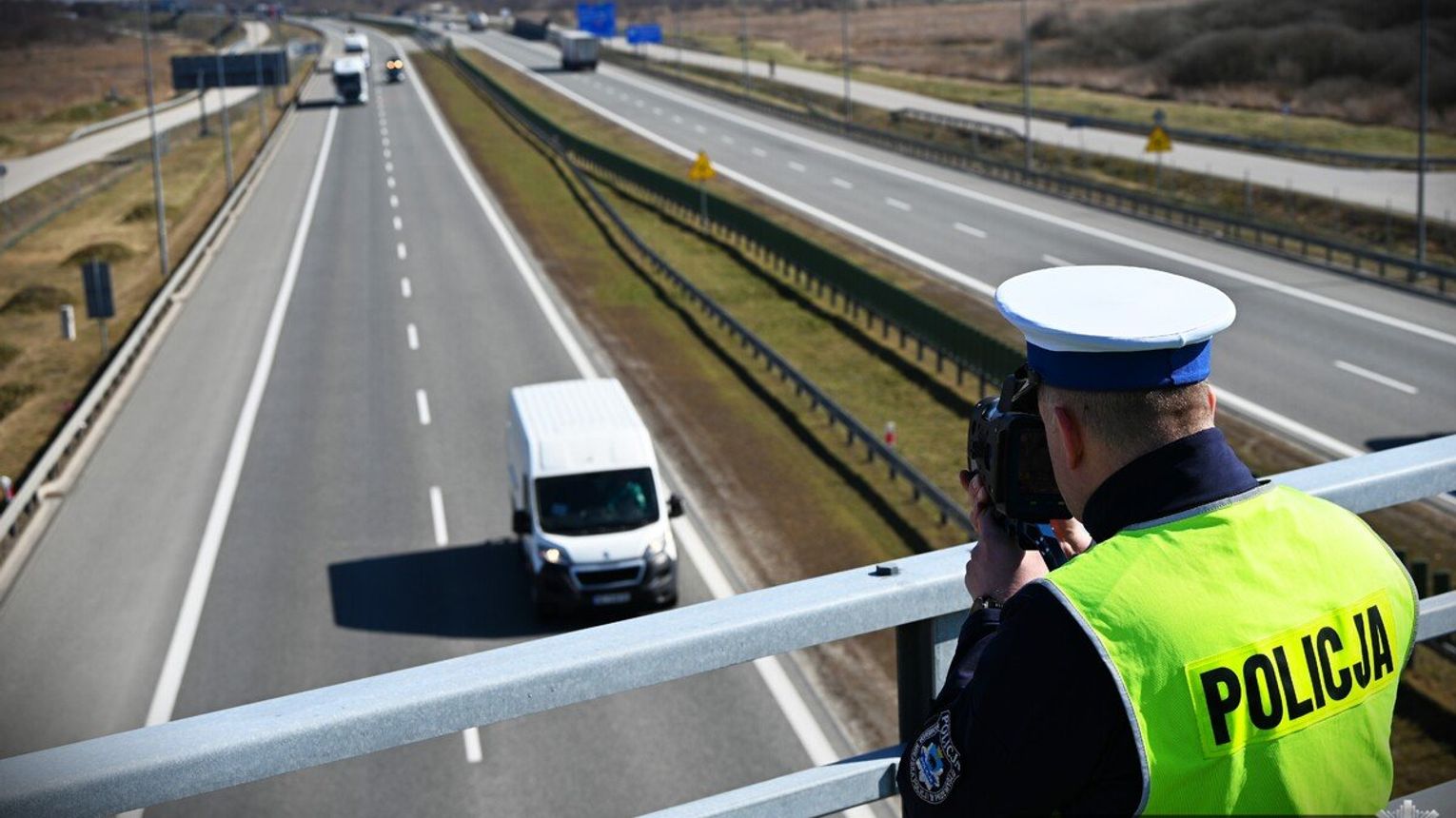 Policjanci kontrolowali odległości pomiędzy pojazdami na autostradzie A4