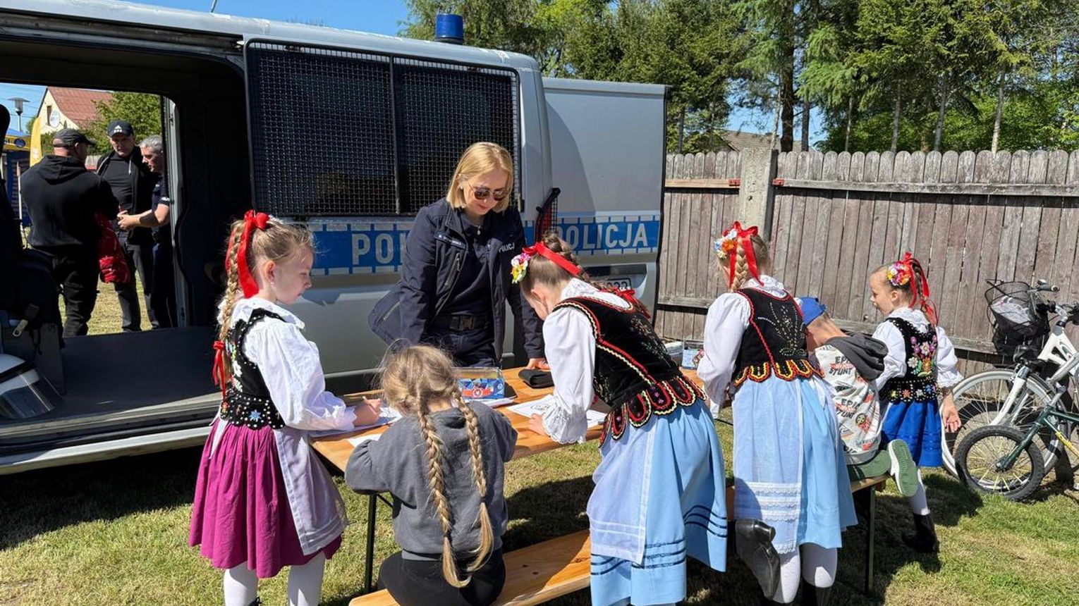 Policjanci na Festynie Rodzinnym w Trześni – promowali bezpieczeństwo i dobre praktyki