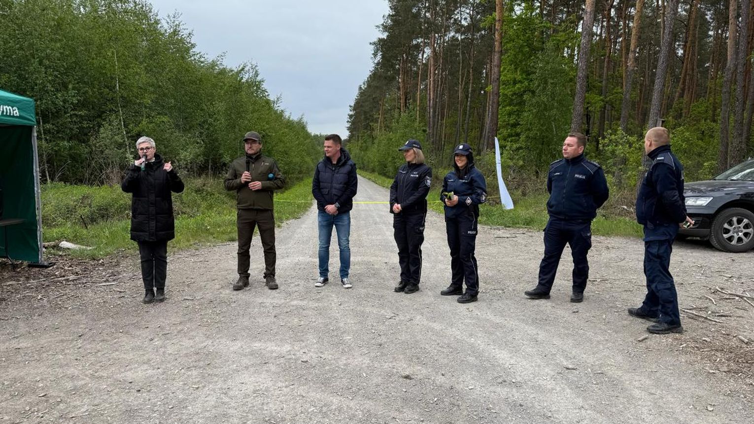 Policjanci na I Rodzinnym Rajdzie Pieszym „Budzimy wiosnę w lasach piątkowskich”