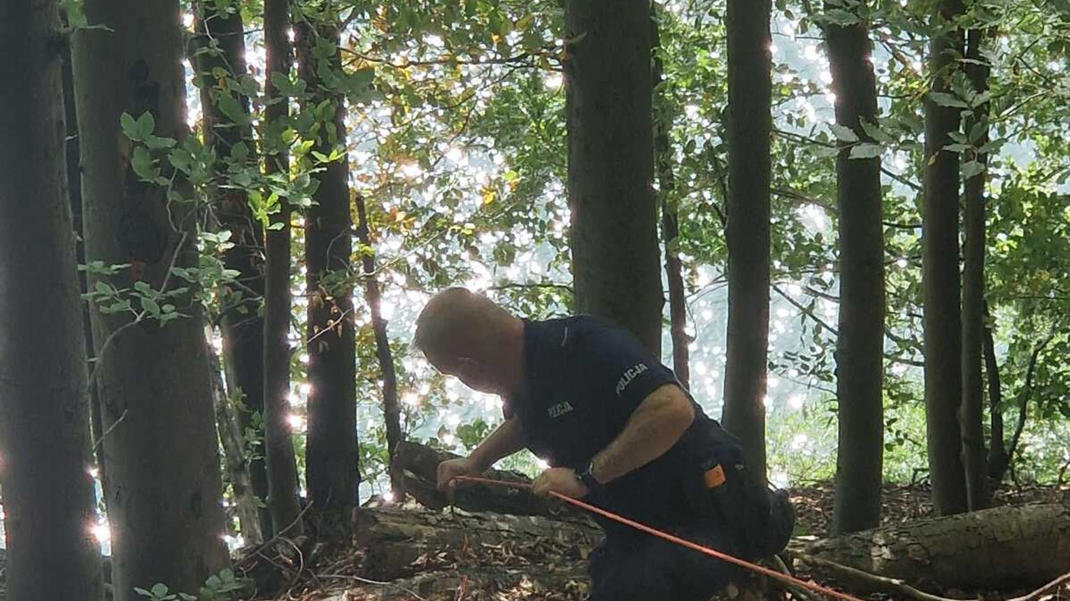 Policjanci uratowali 62-letnią kobietę, która zawisła nad stromym urwiskiem jeziora
