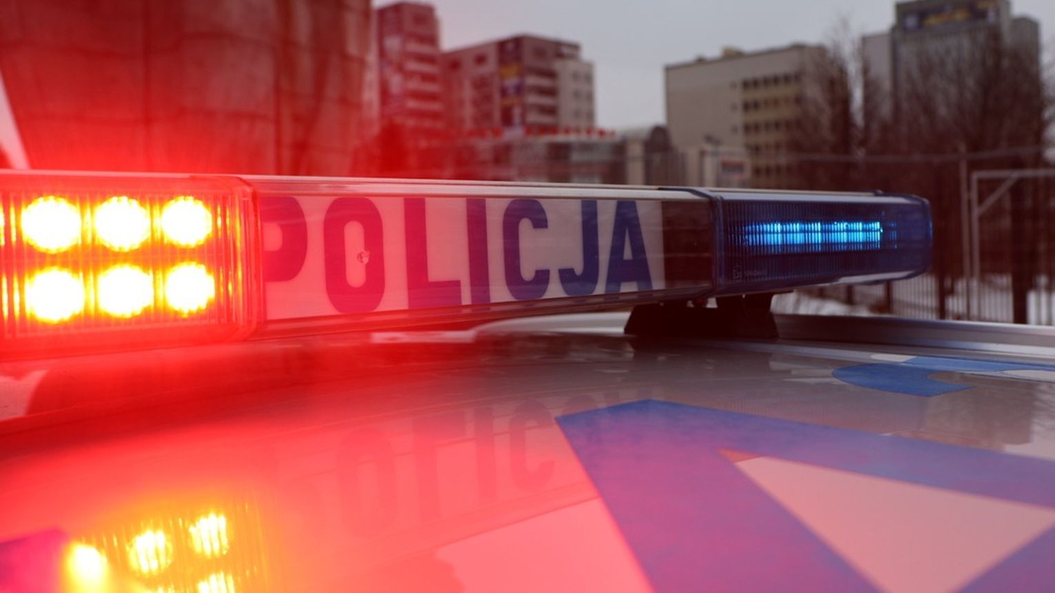 Policjanci wybili szybę w samochodzie by ratować zatrzaśnięte w nim dziecko