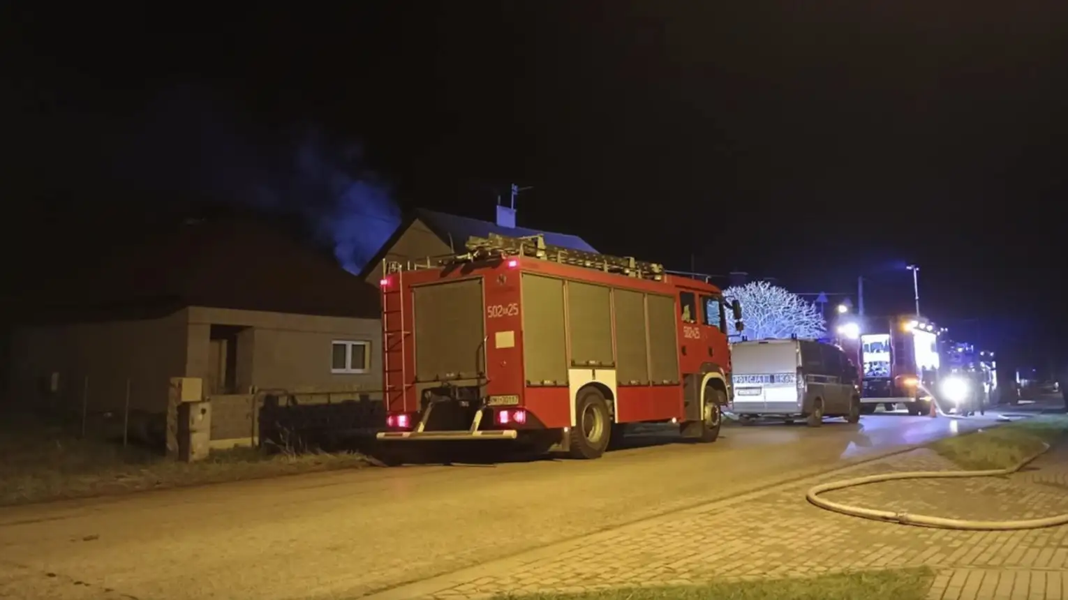 Policjanci wyjaśniają okoliczności pożaru garażu w miejscowości Książnice