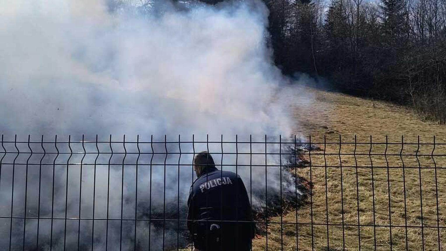 Policjanci z podkarpacia gasili pożar łąki łopatą do śniegu