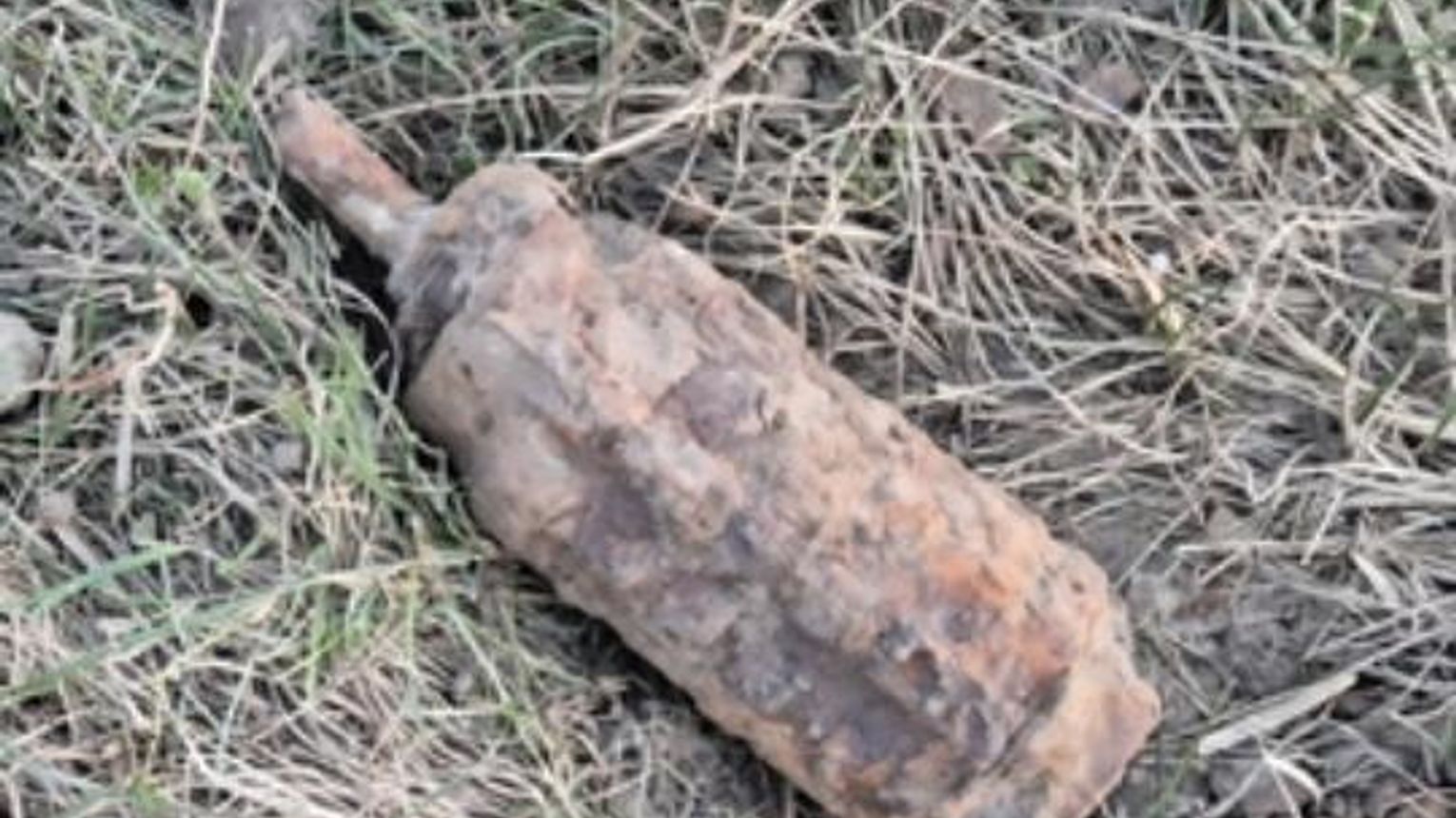 Policjanci zabezpieczali miejsce znalezienia niewybuchu w Izbiskach