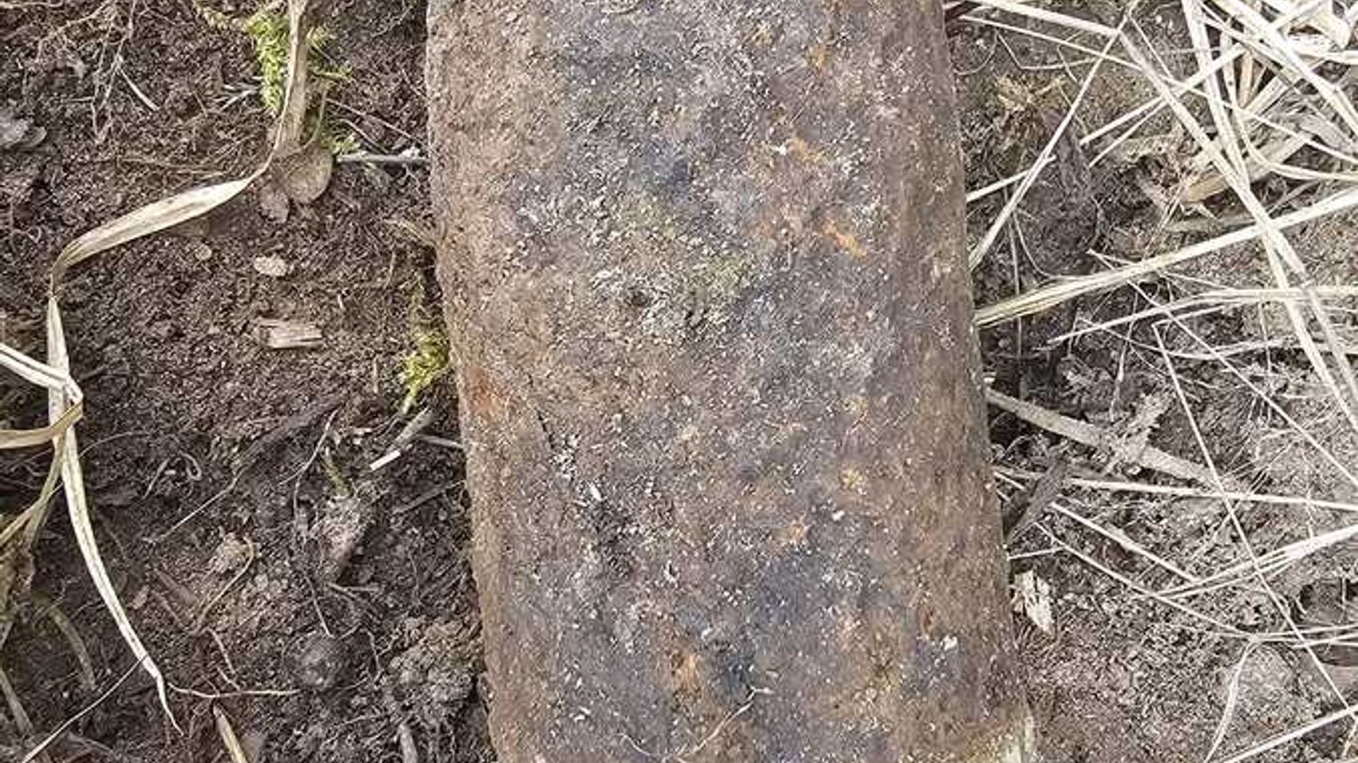 Policjanci zabezpieczyli miejsce znalezienia niewybuchu w Trzcianie