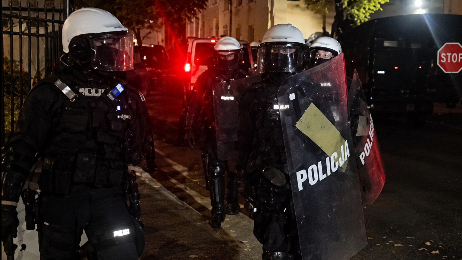 Polityczne trzęsienie ziemi w Warszawie! Zmiany w Trybunale Konstytucyjnym, protesty i policja przed budynkiem
