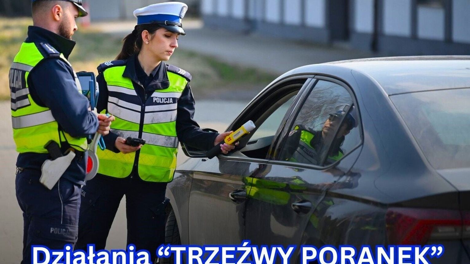 Poranek z alkomatem i kierujący po alkoholu