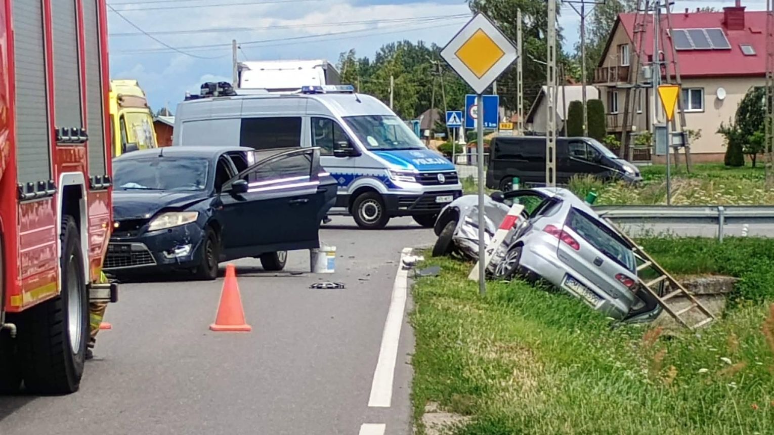 Poważny wypadek. Droga zablokowana, lądował helikopter